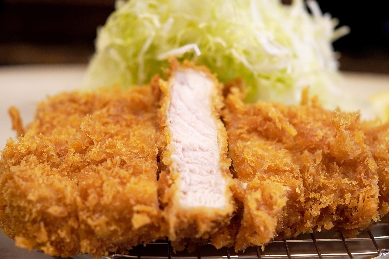 découvrez le tonkatsu, un plat japonais succulent à base de porc pané et frit, accompagné de chou croquant et d'une sauce savoureuse. plongez dans l'authenticité de la cuisine nippone et savourez cette spécialité incontournable, parfaite pour un repas réconfortant.