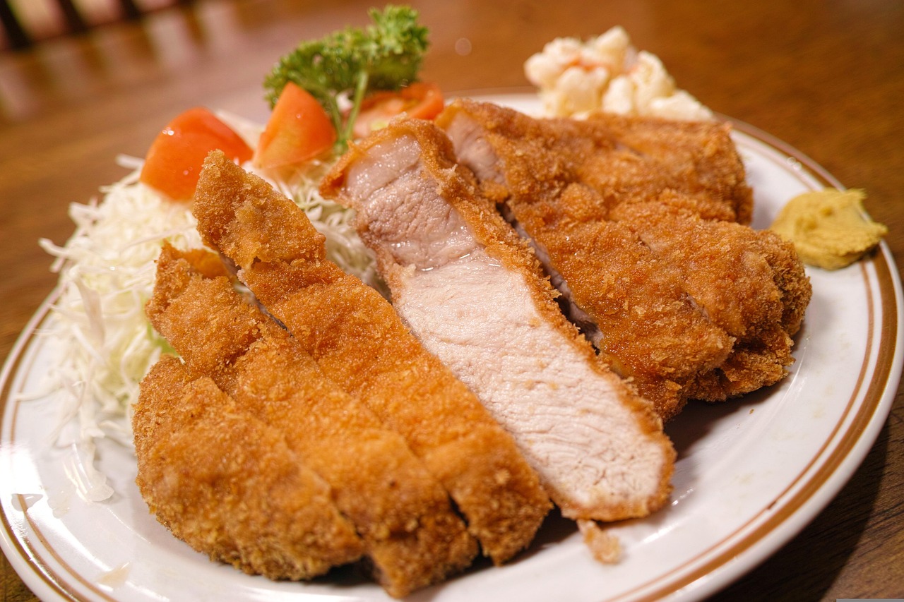 découvrez le tonkatsu, ce plat japonais savoureux composé de filet de porc pané et frit, servi avec du riz et une sauce spéciale. une expérience culinaire croustillante et délicieuse à savourer pour les amateurs de cuisine asiatique.